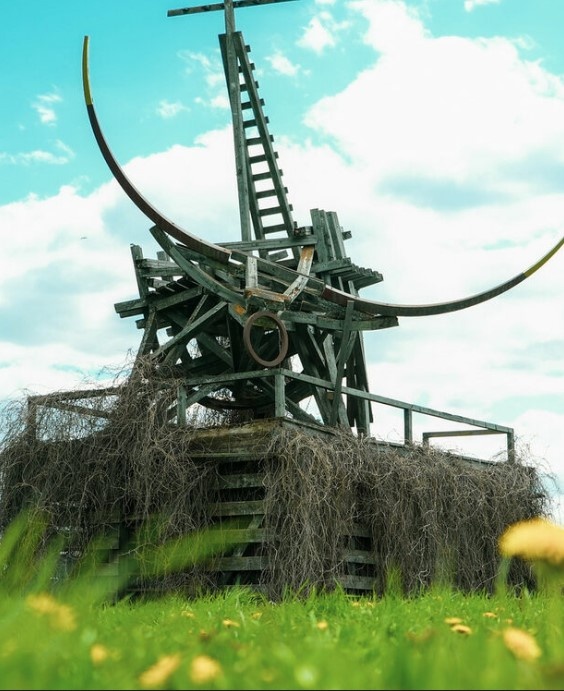 Свои снимки тельца я безвозвратно удалила, пришлось позаимствовать это фото на сайте НЛ https://nikola-lenivets.ru/pozolochennyj-telec