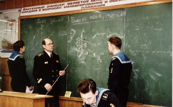 На экзамене по кораблевождению. Фото из архива КВВМУ.