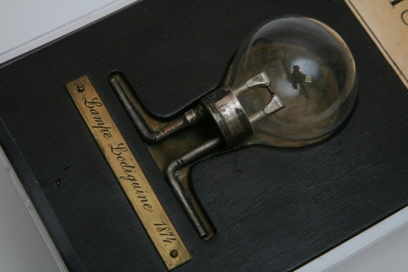 Первая в Мире лампа с выключателем