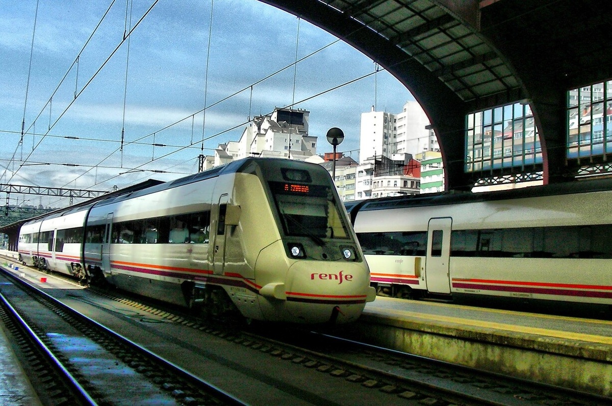 Вагон поезда выехал на соседний путь.  Фото: Фото: pxhere.com