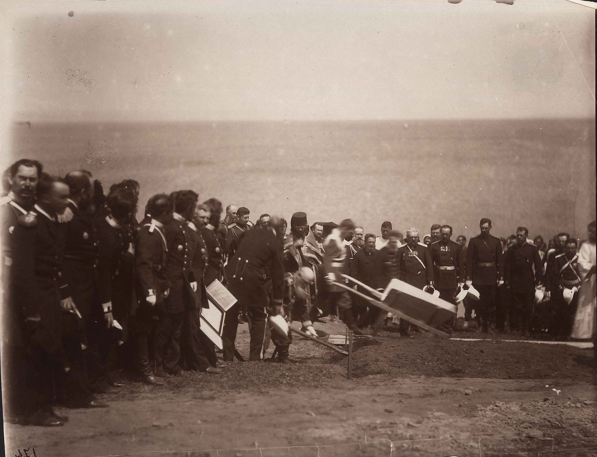 19 мая (31 мая по новому стилю) 1891 года под Владивостоком, в районе Куперовская падь, Его Императорское Высочество Государь Наследник Цесаревич Николай Александрович заложил первый камень железнодорожного вокзала Владивостока и собственноручно отвёз тачку земли на полотно будущей дороги.  Это событие считается официальным началом строительства Великого Сибирского пути (Транссиба). Цесаревичу Николаю Александровичу только что исполнилось 23 года, поэтому на этом снимке он самый молодой. Император Александр III назначил своего сына Цесаревича председателем ОСОБОГО КОМИТЕТА ПО СИБИРСКОЙ ЖЕЛЕЗНОЙ ДОРОГЕ, который Царь Николай II возглавлял всю свою дальнейшую жизнь — 25 лет!