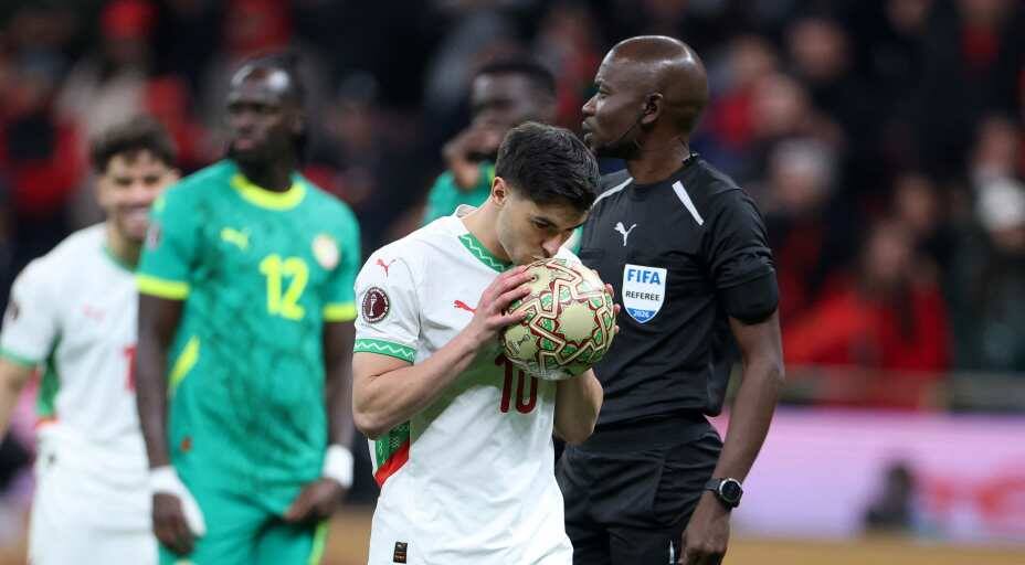    Браим Диас поцеловал мяч и не забил пенальти. Фото: Reuters