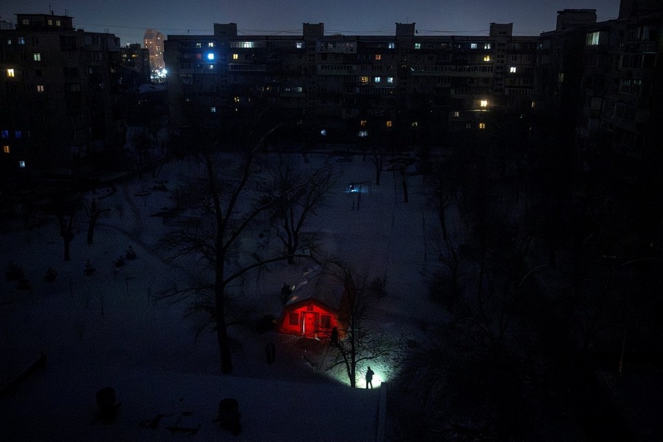    Десяткам тысяч киевлян, в чьих домах уже неделю отсутствует отопление, стоит срочно подыскивать место для временного переселения. REUTERS