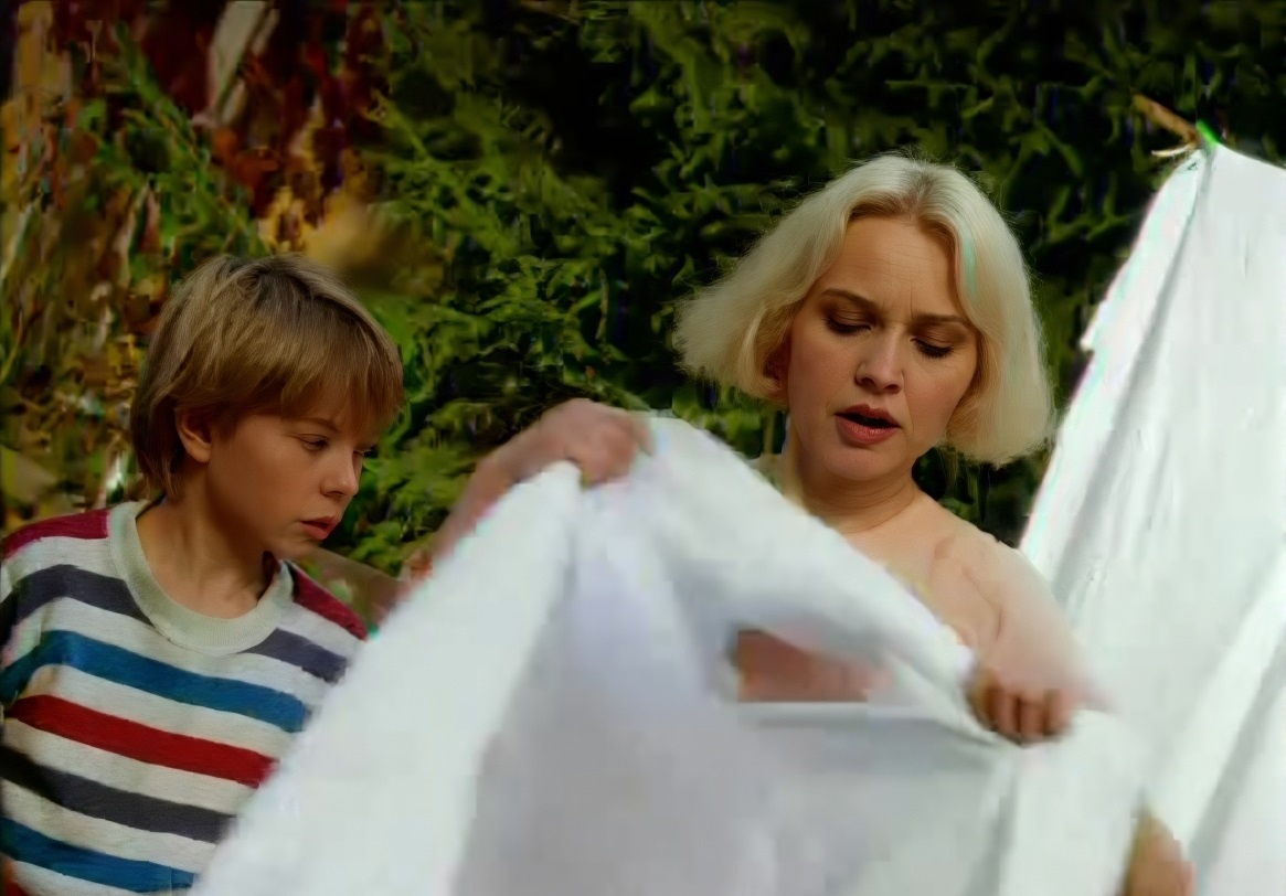 Кадр из рекламы, где через секунду тётя Ася вычислит причину, почему же простынь порвалась. Конечно же, виноват обычный отбеливатель