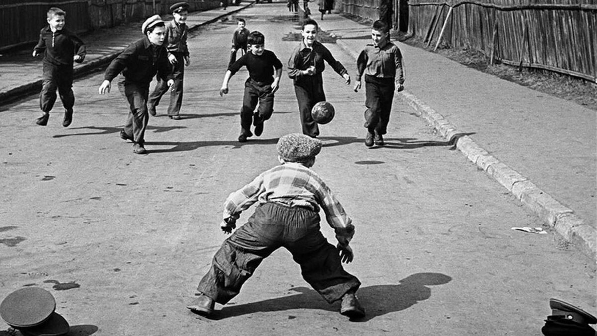 С улыбкой вспоминаю это время. Нами никто особо не занимался, но мы почти все были здоровые и счастливые. Вы тоже ностальгируете по этому времени?