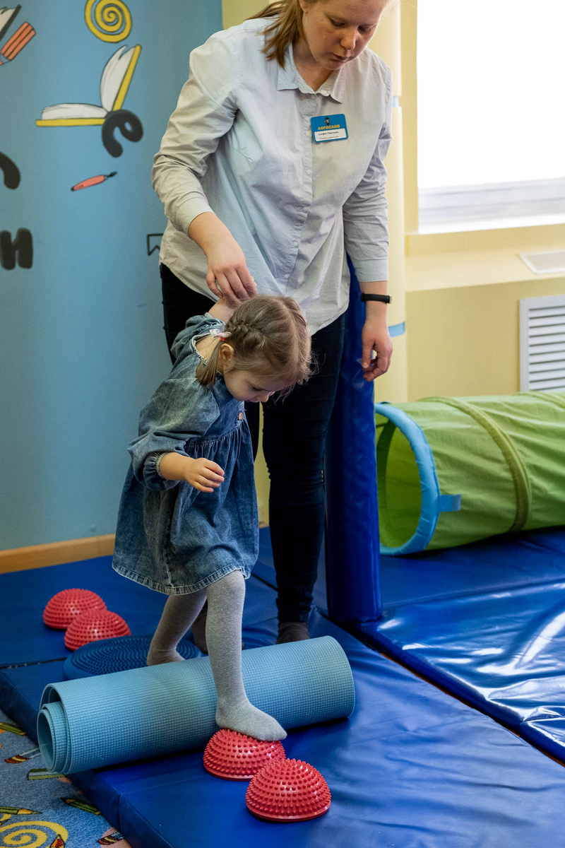 Здесь мы работаем над над развитием баланса и чёткостью движений. Центр "Логослов", г. Казань.