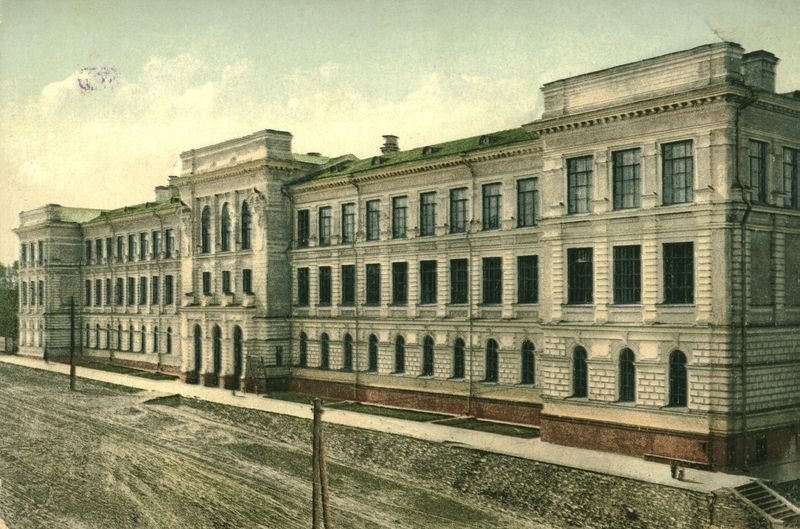 Томский технологический институт стал вторым высшим учебным заведением на территории Сибири, первый набор составил 203 студента