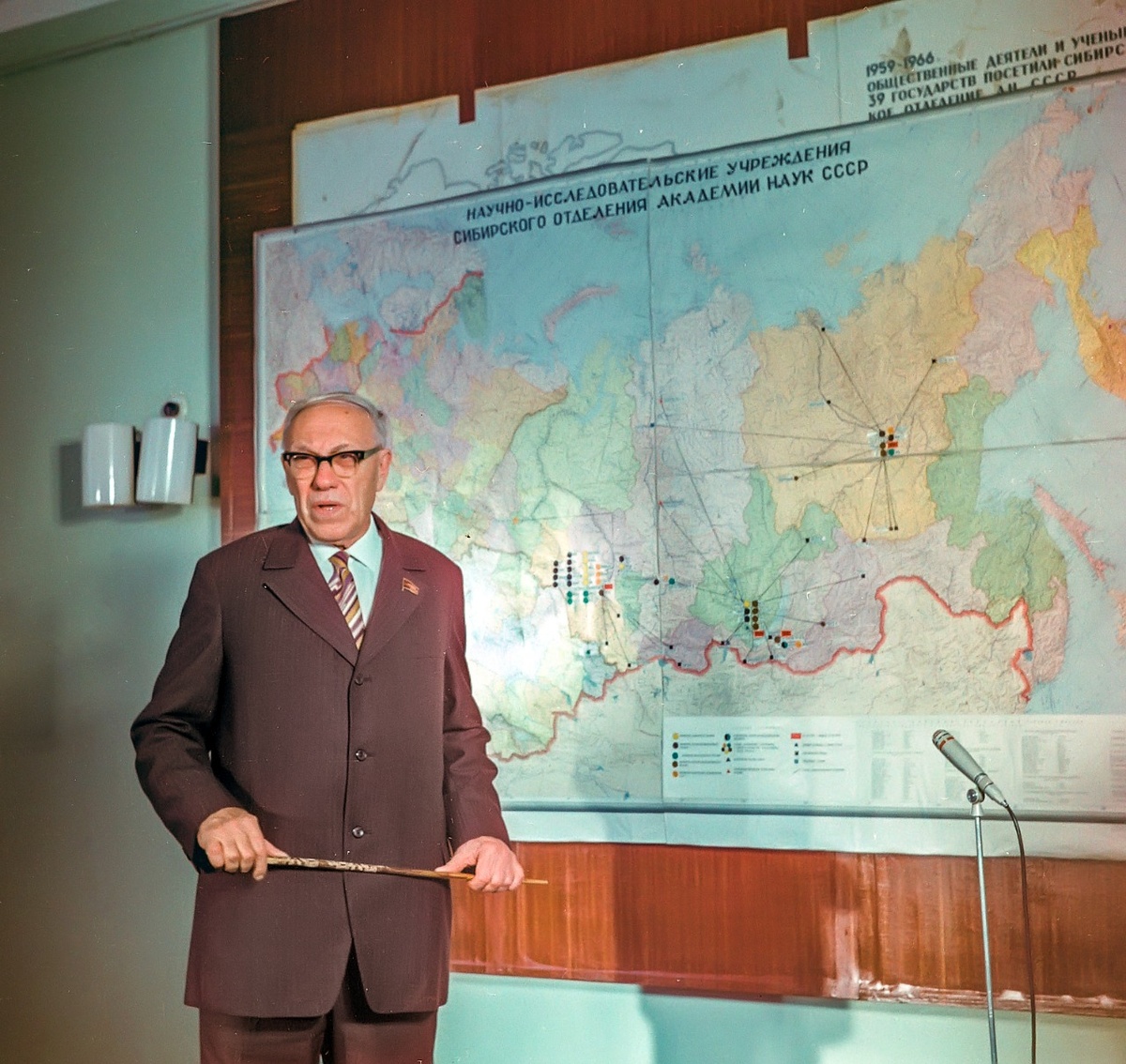 Он получил две докторские степени без защиты диссертации, по совокупности работ