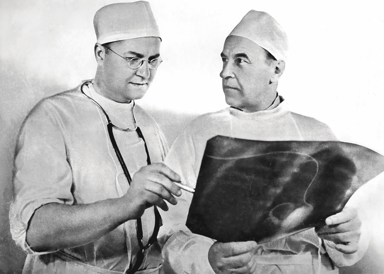 А. Н. Бакулев и его ученик – будущий профессор Е. Н. Мешалкин