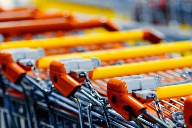 Тележки для покупок. Фото: www.pexels.com