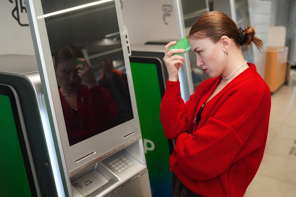    С начала года банки заблокировали доступ к миллионам карт и счетов россиян Светлана МАКОВЕЕВА