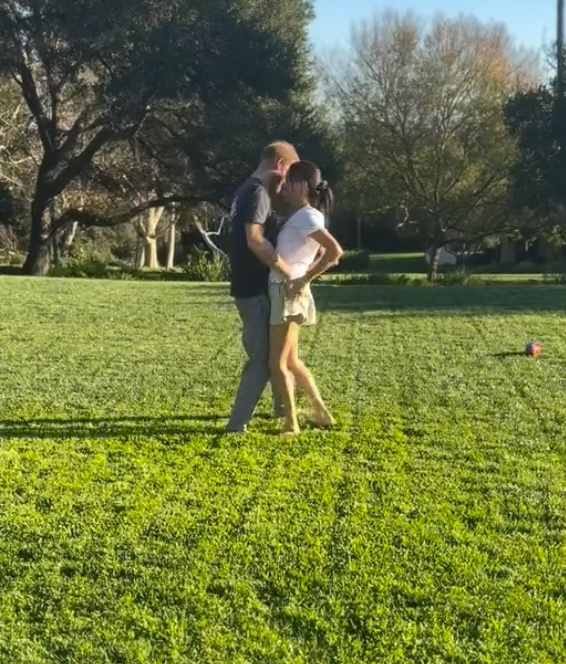 Теперь цветной ролик с пикантными деталями, вчерно-белой версии этого момента не было