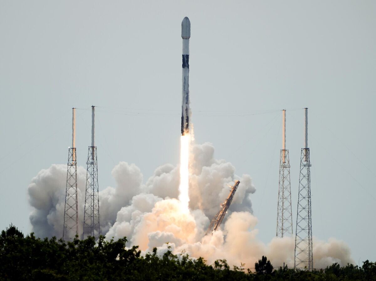    Ракета SpaceX Falcon 9 со спутником Starlink V2 Mini стартует с площадки на станции Космических сил на мысе Канаверал, штат Флорида | © AP Photo / John Raoux