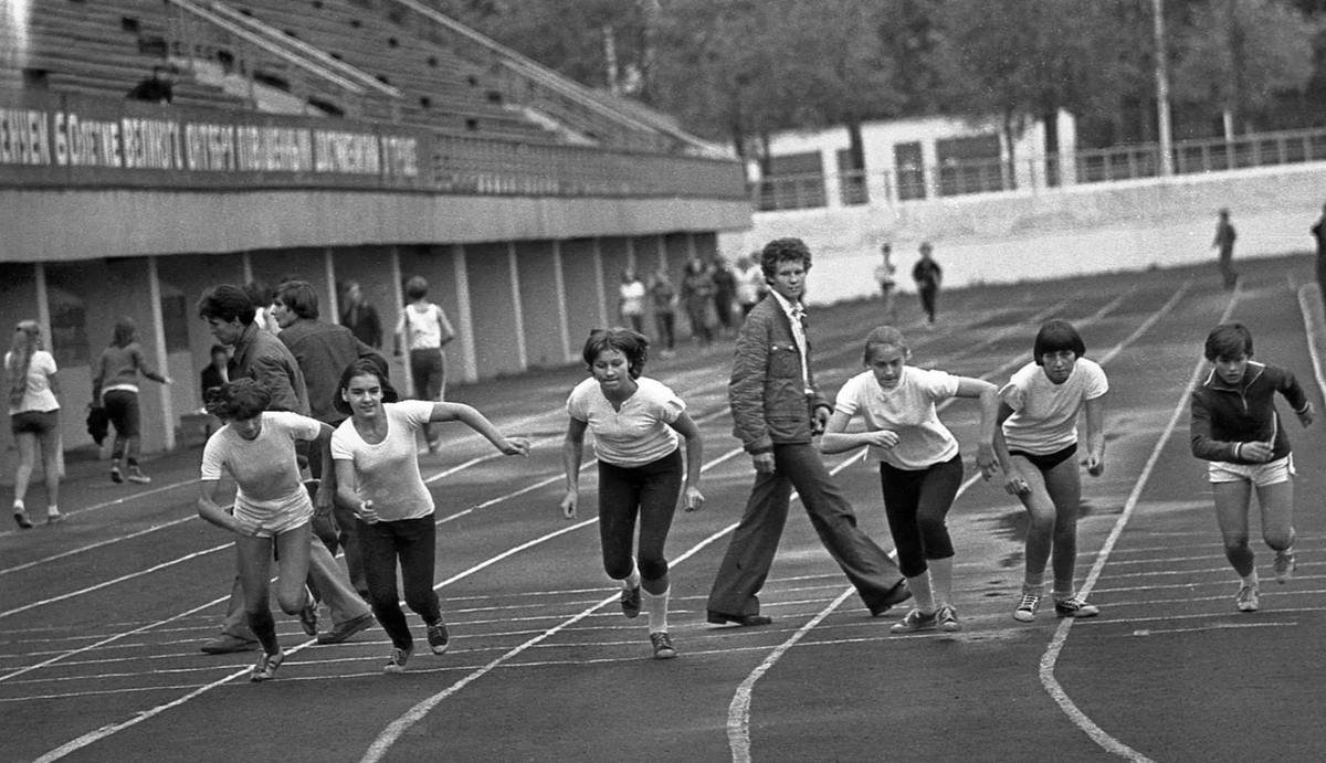 В Советском Союзе, в отличие от времён империи, спорт не был тотально подчинён частной или коммерческой инициативе.