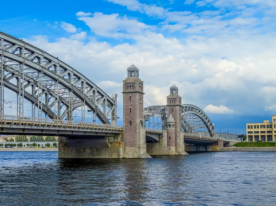 Фото с сайта https://commons.wikimedia.org/wiki/File:Большеохтинский_мост_(мост_Петра_Великого)_в_Санкт-Петербурге_2023_04.jpg