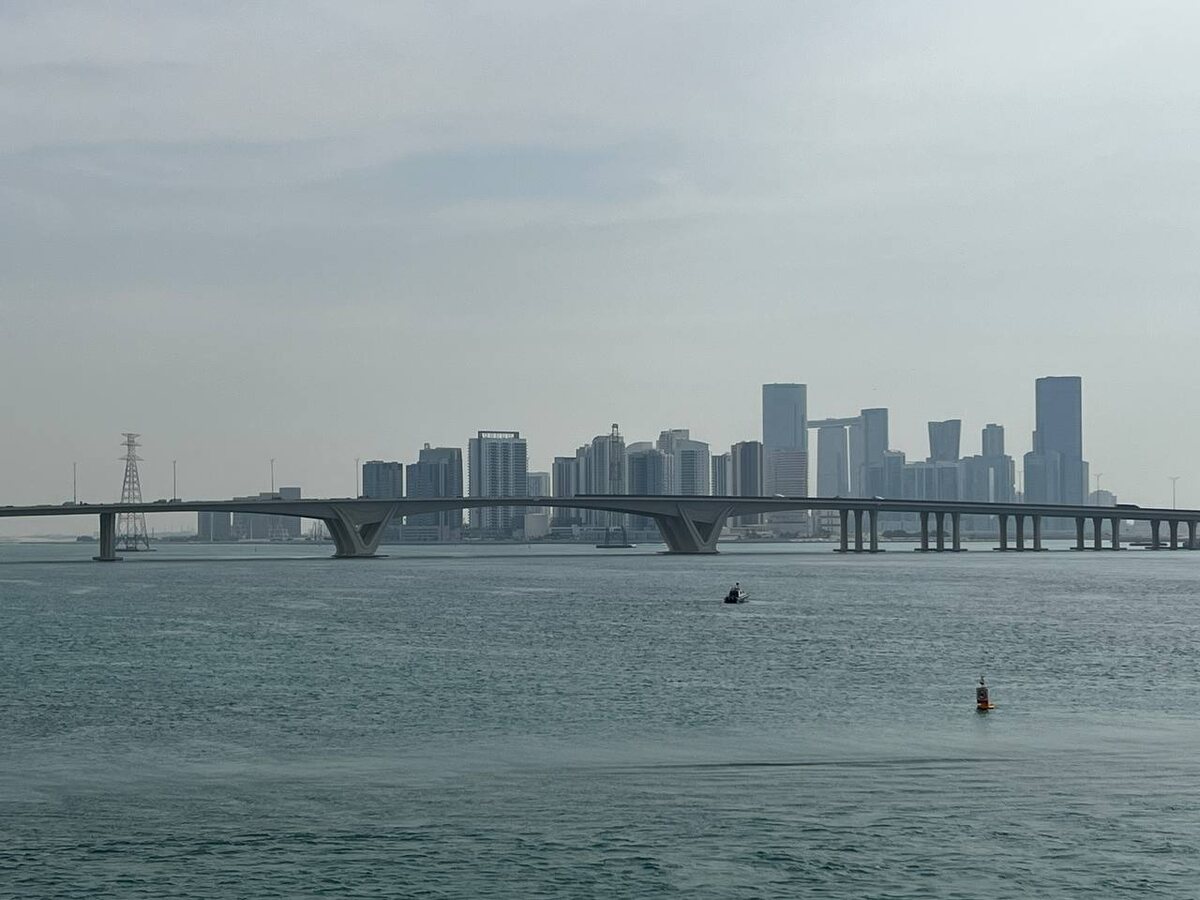 Абу-Даби, вид из Лувра. Фото автора 