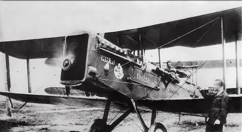 Самый массовый советский самолет 1920-х годов - многоцелевой биплан Р-1 авиаконструктора Н.Поликарпова. Самолет представлял из себя копию британского самолета Де-Хевилленд DH.9 эпохи Первой мировой войны. И это был далеко не самый худший самолет. Авиапарк военной авиации молодой советской республики представлял из себя разношерстный зоопарк различной иностранной авиатехники. Большинство которых были устаревшими и непригодными для активной службы.