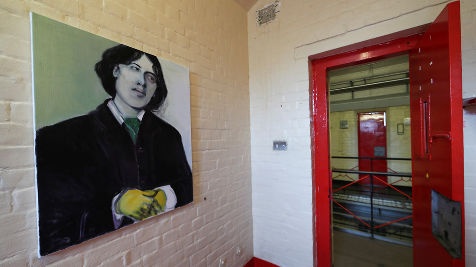 Портрет Оскара Уайльда в камере бывшей тюрьмы Рединг.📷Фото: Eddie Keogh / Reuters