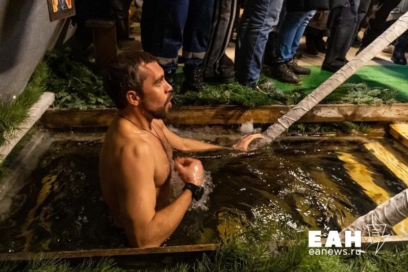    Фото ЕАН / Мужчина в проруби