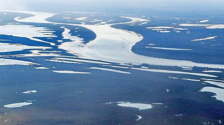    ВЛАДИМИР СМИРНОВ/ТАСС Обь — одна из крупнейших рек в мире, протекает по территории пяти регионов России: Алтайского края, Новосибирской и Томской областей, Ханты-Мансийского и Ямало-Ненецкого автономных округов. Ее длина — 3650 км, площадь водосборного бассейна — 2 990 000 кв. км.