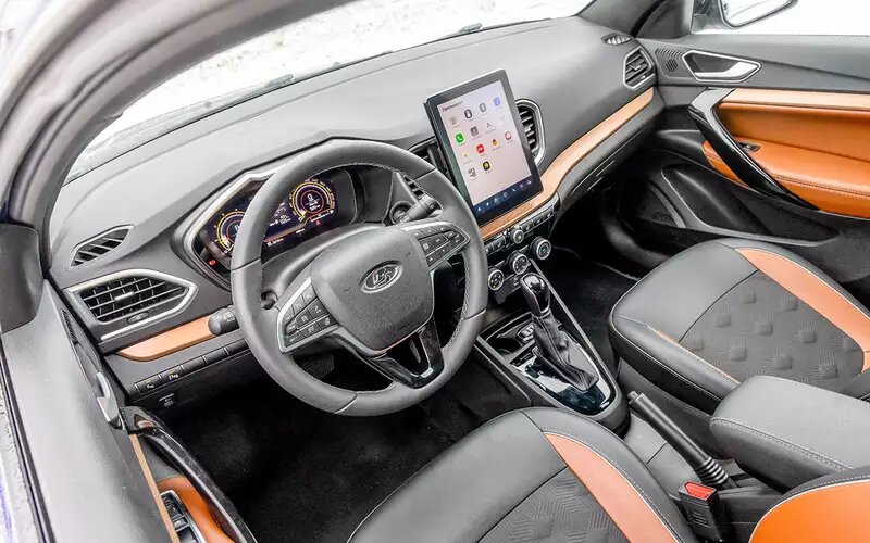 Крупный вертикально-ориентированный планшет – признак топ-версии Techno. ­В модификациях попроще стоит более ­скромный экранчик.Веста SW Cross
📷
