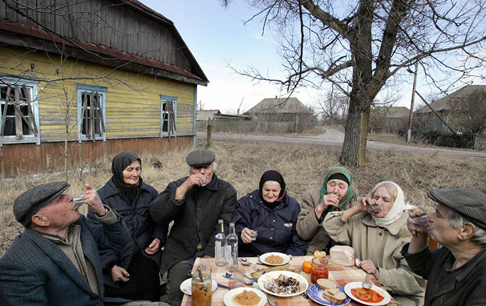 Чернобыль. Жители вернулись на зону от тоски. "Оставьте в покое. Здесь родились, здесь и умрем"