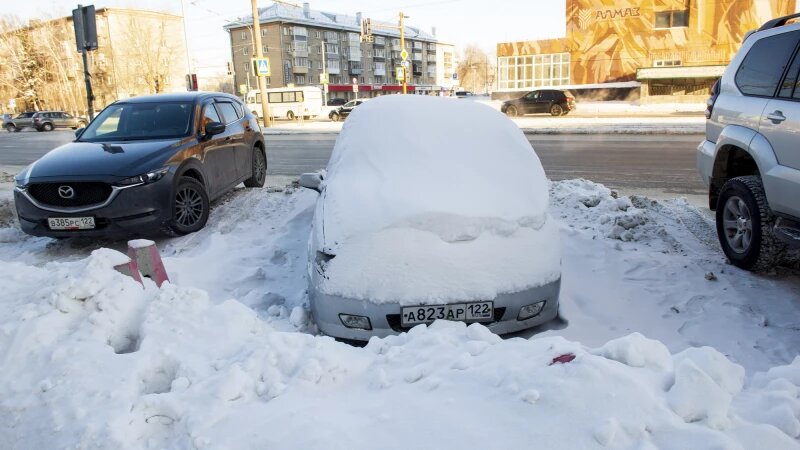     Снежные завалы на тротуарах и парковках в Барнауле, январь 2026. Анна Зайкова