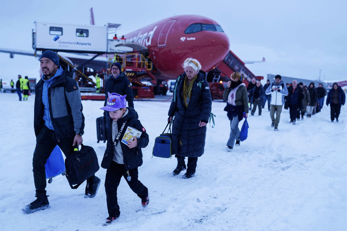 Как у нас электрички до города, так у гренландцев самолеты, самый доступный транспорт