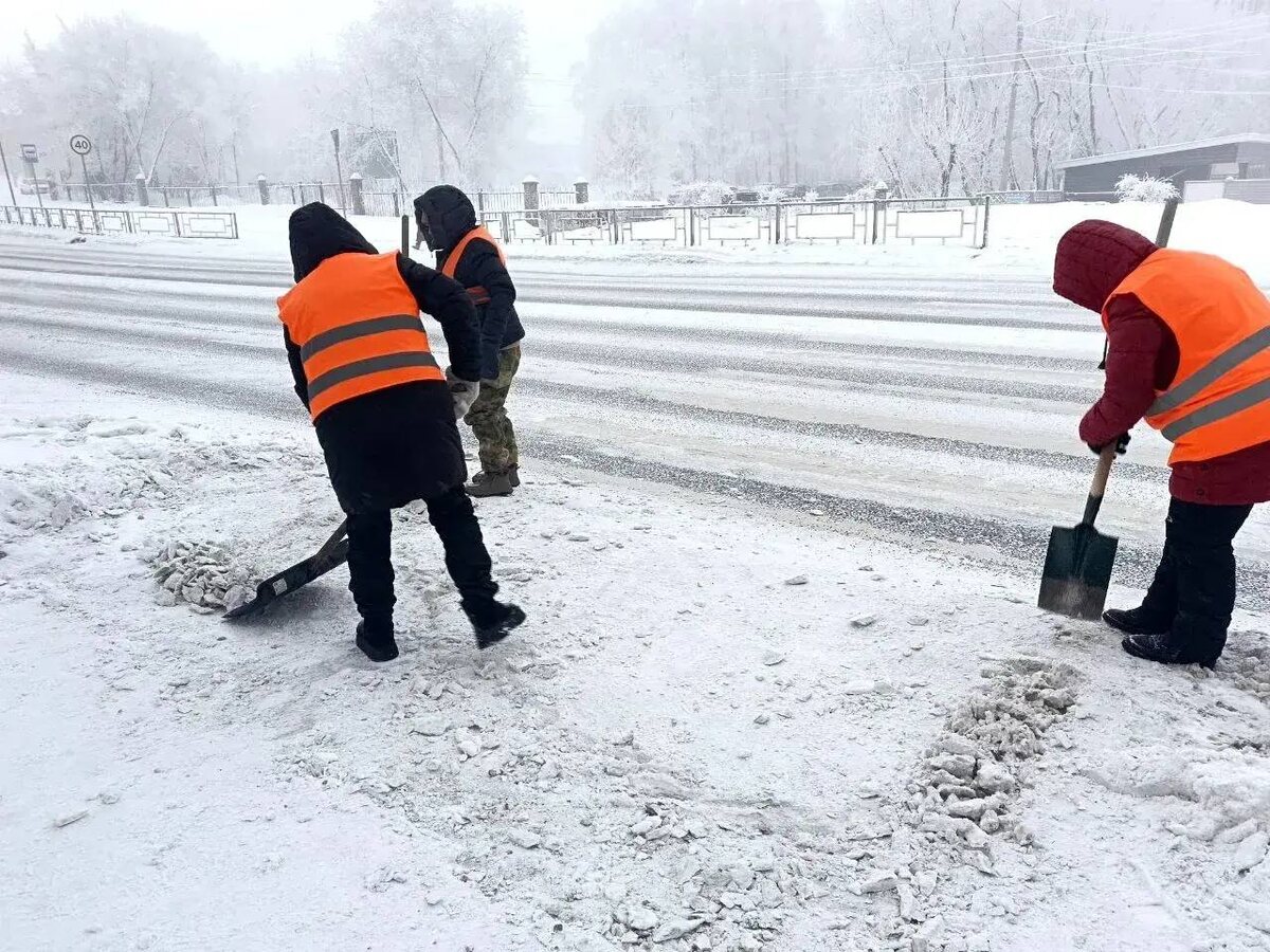     Красноярские дорожники рассказали, чем обрабатывают улицы в морозы