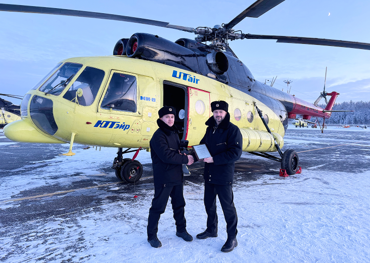 На фото слева направо: Рифкат Абдувалиев, командир Ми-8 авиаэскадрильи № 4 летного отряда № 2 и Иван Шпорт, командир летного отряда № 2