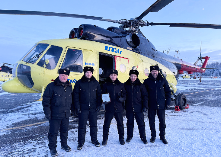 На фото слева направо: Геннадий Степунин, командир-инструктор авиаэскадрильи № 4 летного отряда № 2
Владислав Блинов, второй пилот авиаэскадрильи № 4 летного отряда № 2
Рифкат Абдувалиев, командир Ми-8 авиаэскадрильи № 4 летного отряда № 2
Александр Джакшибаев, бортмеханик авиаэскадрильи № 4 летного отряда № 2
Иван Шпорт, командир летного отряда № 2