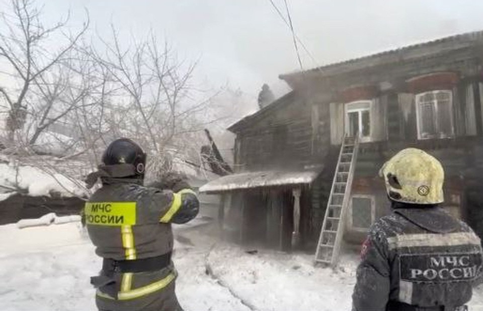    В центре Иркутска на улице Желябова загорелся двухэтажный бревенчатый дом ГУ МЧС по Иркутской области