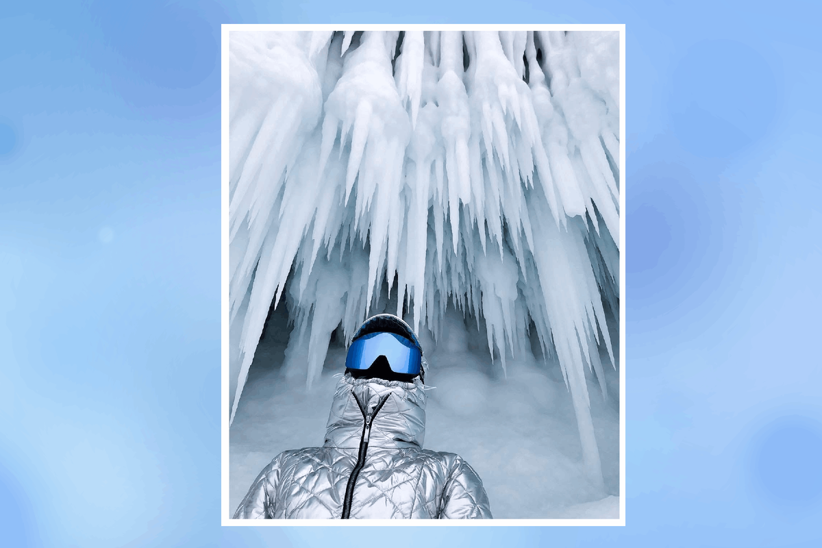 В районе Байкала порывы ветра достигают 35 м/с, выдувая снег и полируя акваторию до идеальной зеркальной поверхности
