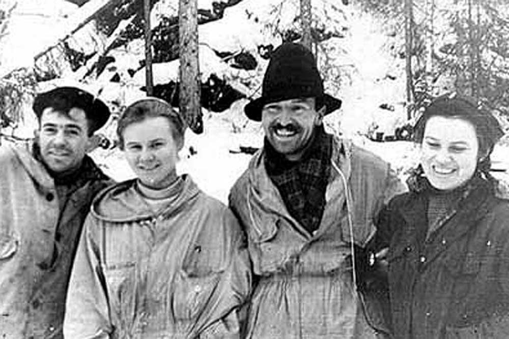 Семён Золотарёв (второй справа) самый "мутный" из участников тургруппы Дятлова. Историки до сих пор гадают, кто же он такой и как попал в уже слаженный студенческий отряд.