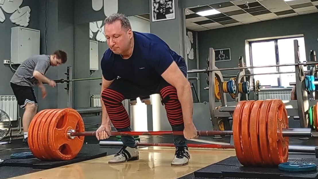 О замене становой тяги тренажерами можно рассуждать разве что в теории. 