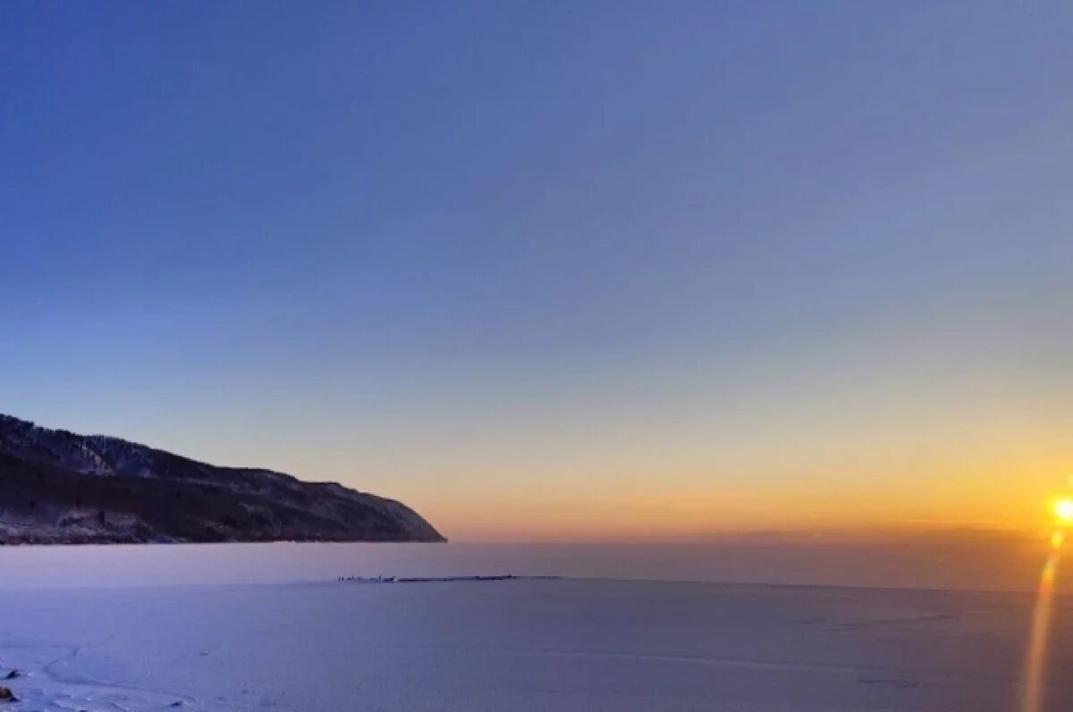    Появилось фото Байкала, покрытого льдом в Иркутской области