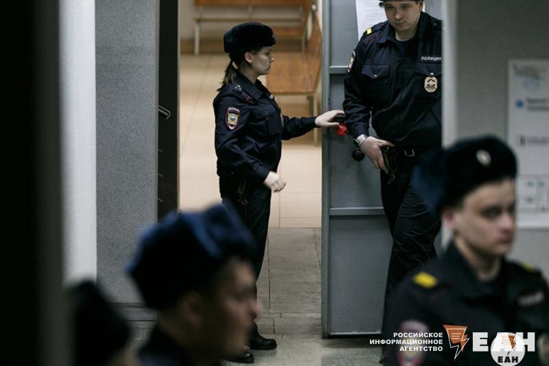    ЕАН. Сотрудники полиции в здании суда