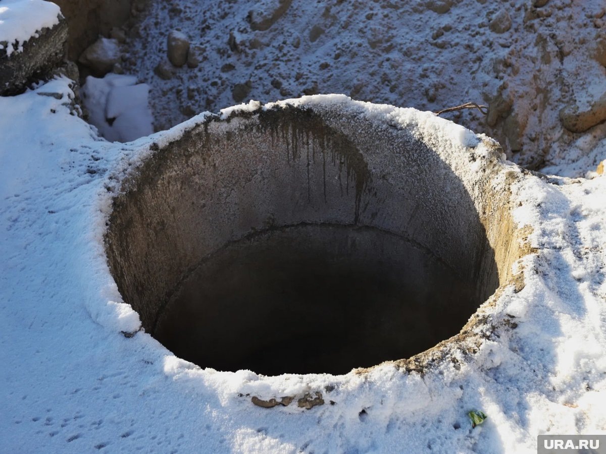     Канализационные стоки затопили двор в Кургане (архивное фото)