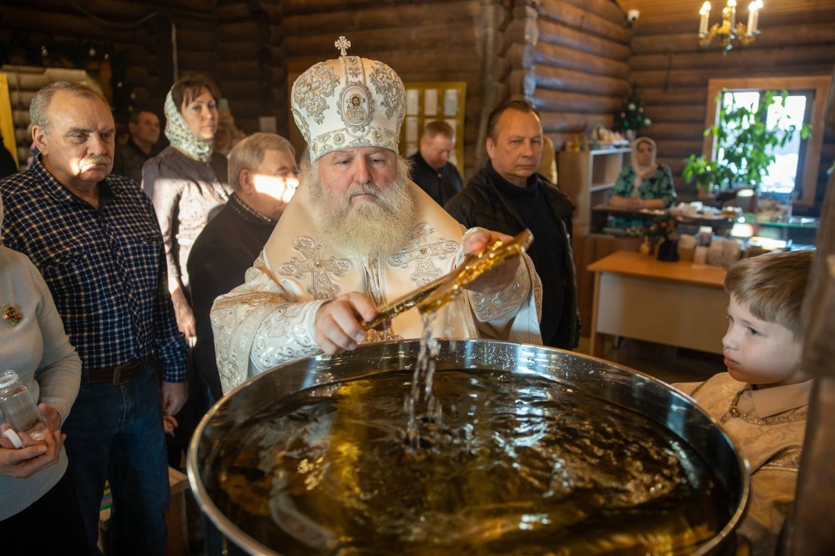    В Ханты-Мансийске освятили воду накануне великого праздника