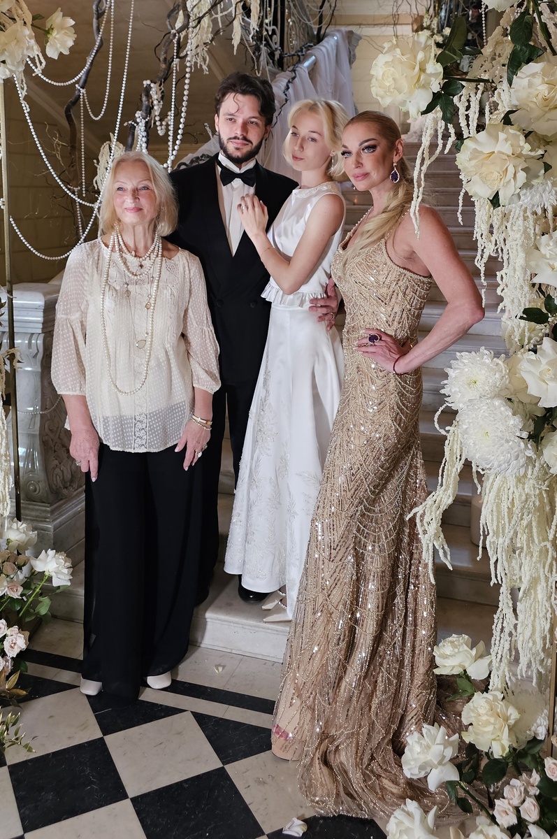 Анастасия Волочкова с дочерью, мамой и зятем. Фото: Клео.ру