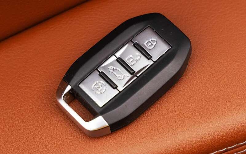 На ключе Лады Весты стало на одну кнопку больше – она отвечает за дистанционный запуск.Lada Vesta SW Cross
📷
