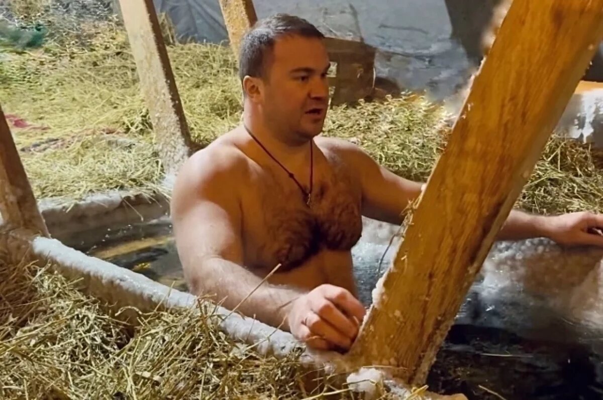    Губернатор Омской области окунулся в крещенскую купель, как и сотни омичей