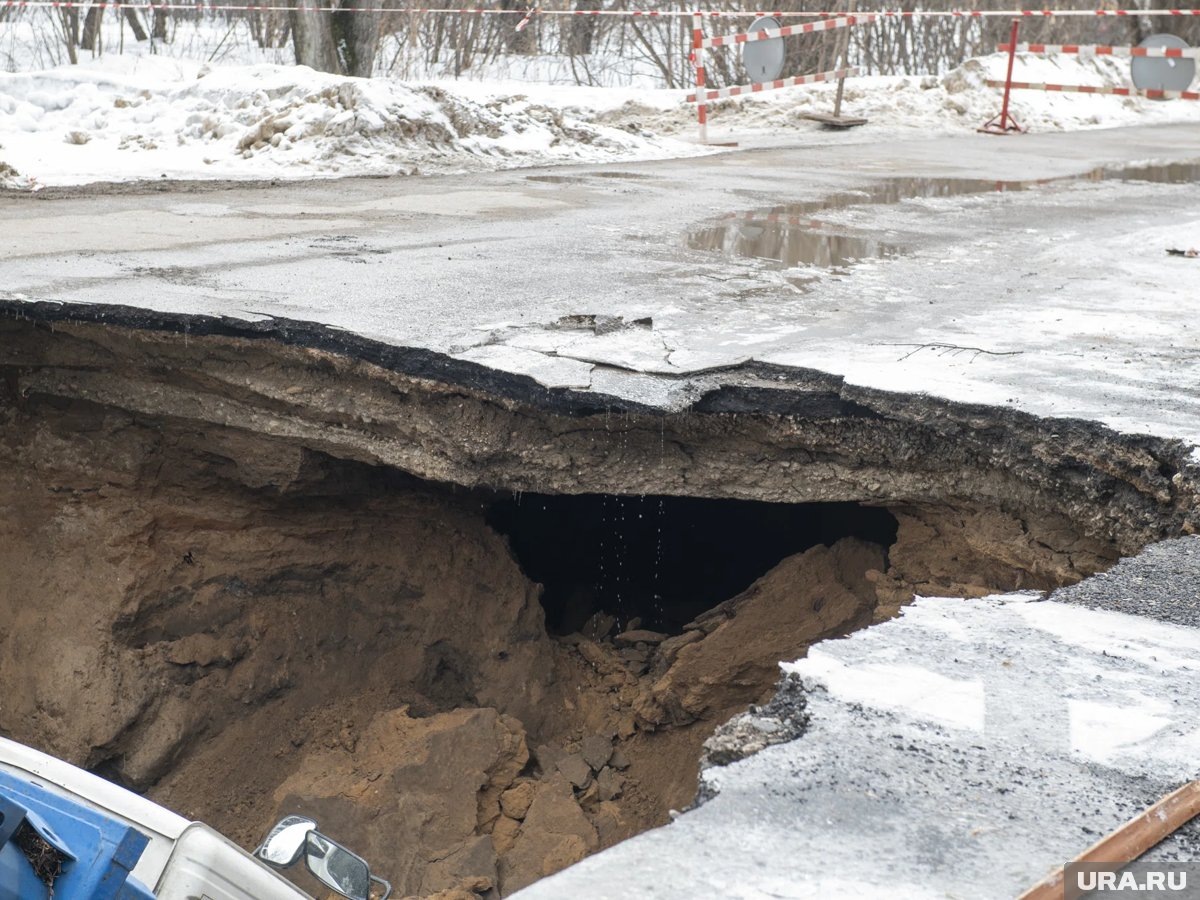     Асфальт провалился у остановки в Заозерном (архивное фото)