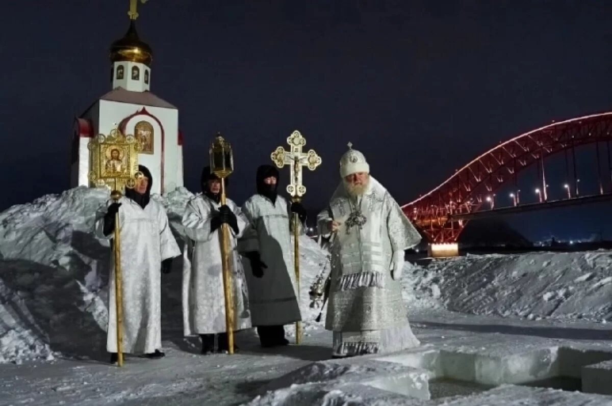    Митрополит Павел провел на реке молебен.