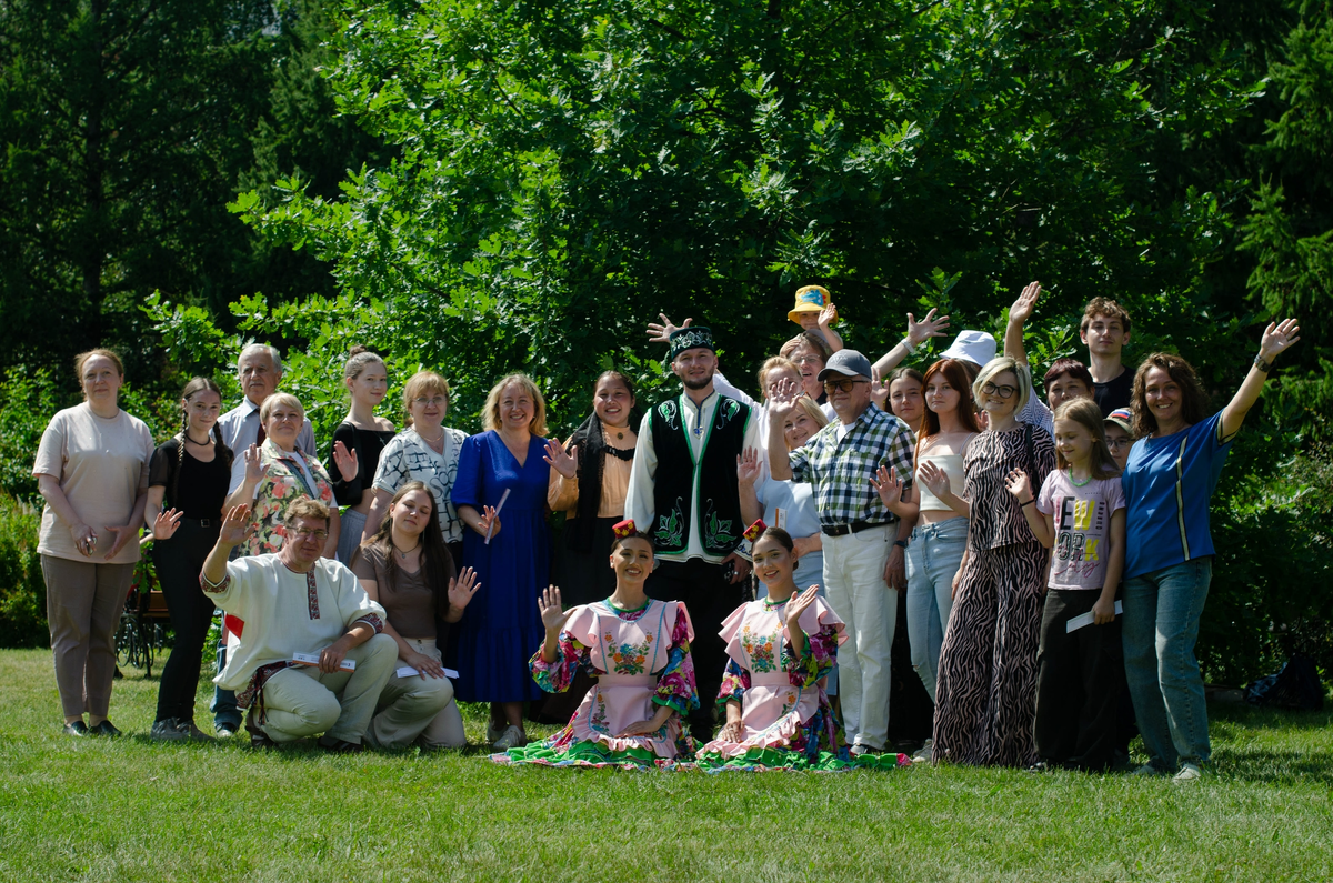 Лекторий "Зелёный понедельник" ЧелГУ. Интерактивное занятие «Образ России: Традиции многих наций – культурный код каждого». Лектор - Вячеслав Кузнецов, доцент кафедры истории России и зарубежных стран ЧелГУ (первый ряд слева).