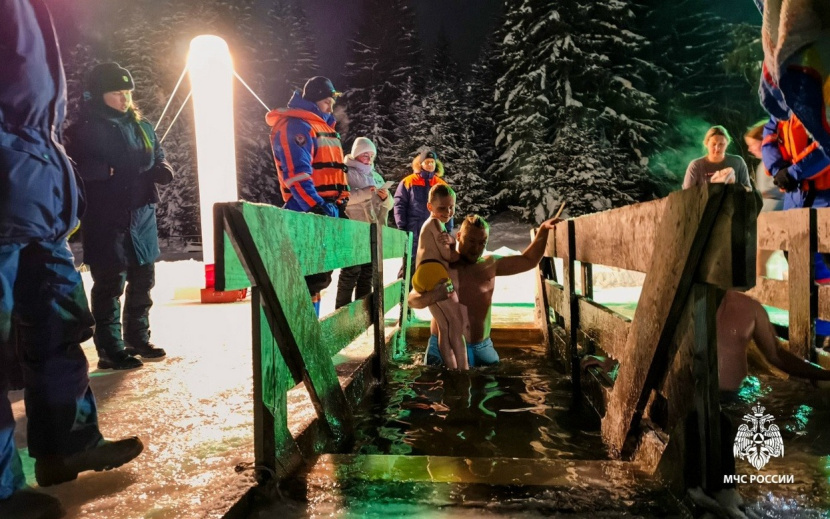    Более 6,5 тыс. жителей Удмуртии приняли участие в крещенских купаниях. Фото: пресс-служба ГУ МЧС по Удмуртии