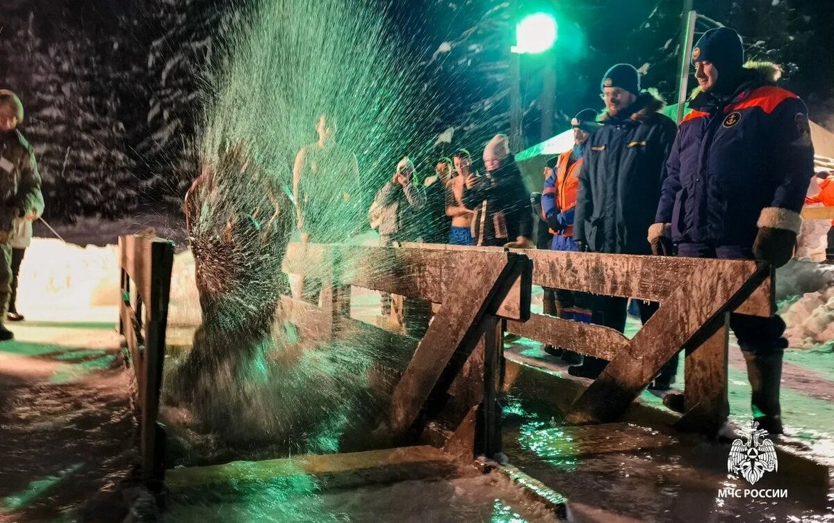    Фотофакт: более 6,5 тыс. жителей Удмуртии приняли участие в крещенских купаниях