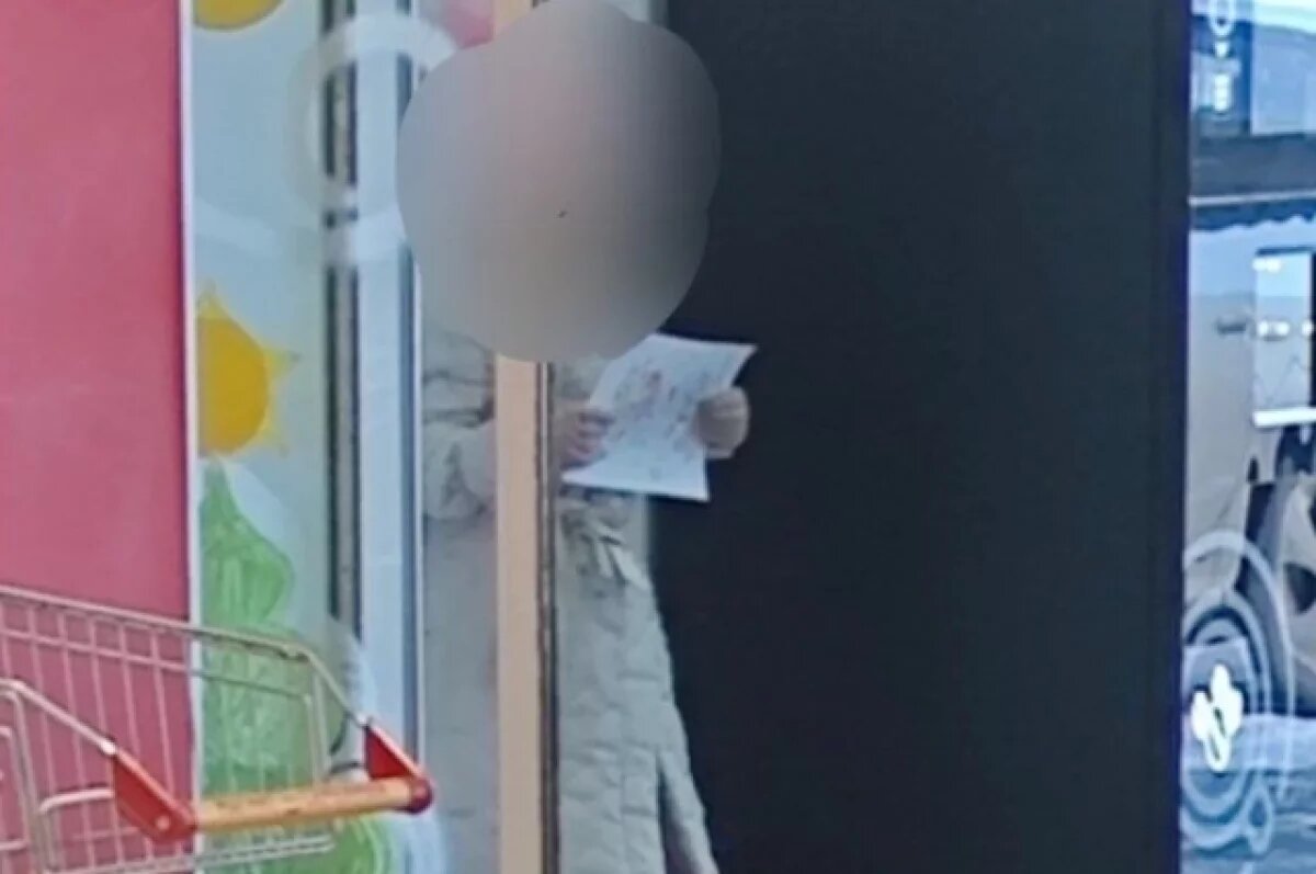    В Ейске заметили избитую девочку, продающую рисунки на улице