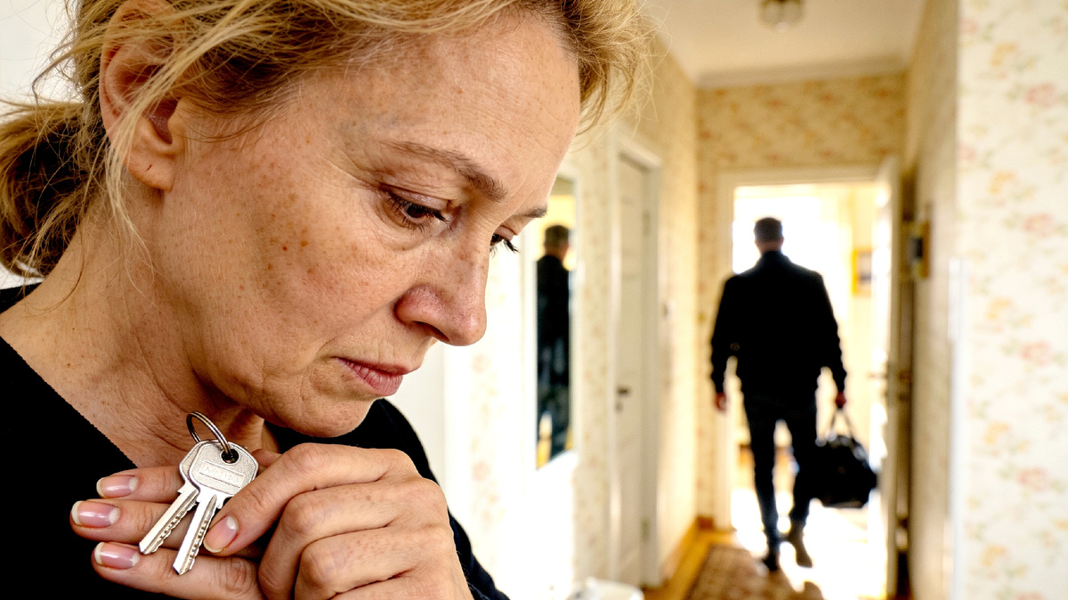 Он поставил стакан на пол, и мне стало ясно всё