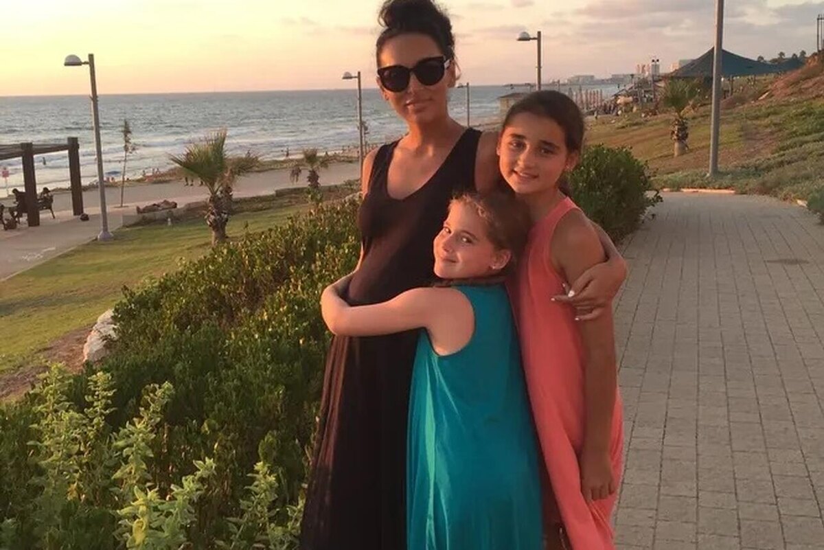    Алсу с дочерями Соцсети